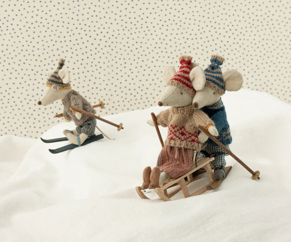 Knitted sweater and hat, Mum mouse - Where The Sidewalk Ends Toy Shop
