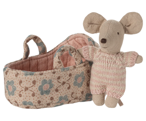 Baby mouse in carry cot -Rose