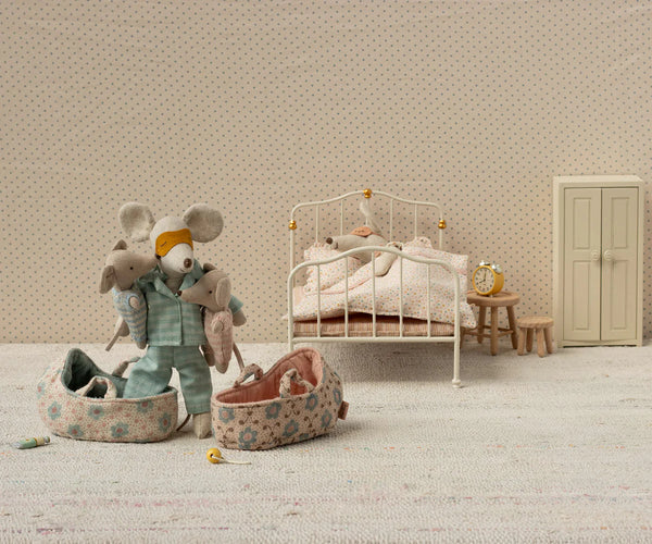 Baby mouse in carry cot -Rose
